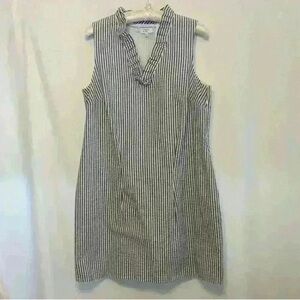 EUC. Crown and Ivy Seersucker Dress. White and grey stripes. Size 8
